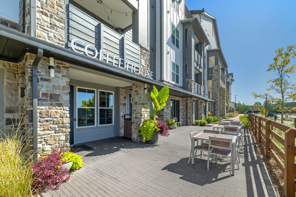 LUXURY APARTMENT HOMES EXTERIOR