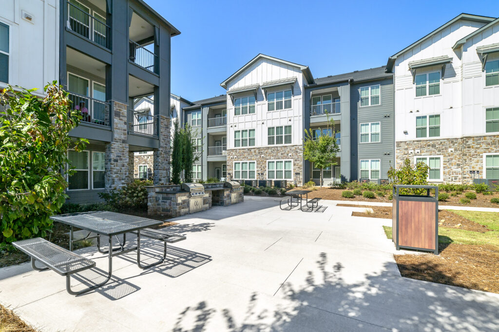 LUXURY APARTMENT HOMES EXTERIOR